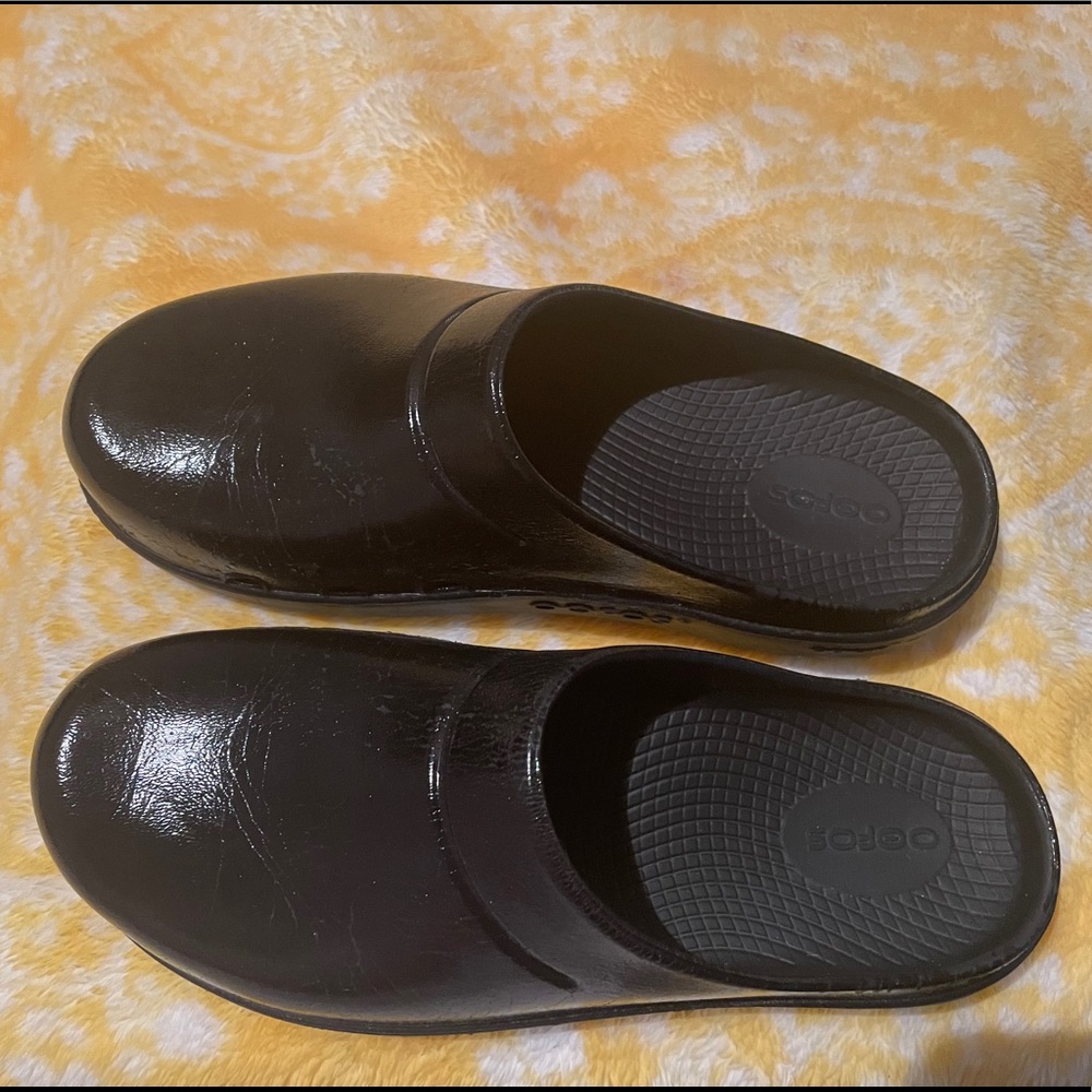 Black OOFOS CLOGS
